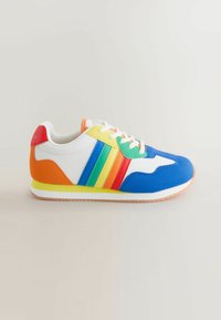 Värikäs lenkkikenkä, jossa on sinisiä, valkoisia, oransseja, keltaisia, vihreitä ja punaisia yksityiskohtia. Siinä on raidallinen muotoilu, pyöreä kärki ja pehmustettu kieli.