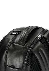 Czarna skórzana plecak z zamkami, gładką teksturą i panelami z siatki. Posiada boczny uchwyt oraz szczegółowe i starannie wykonane szwy.