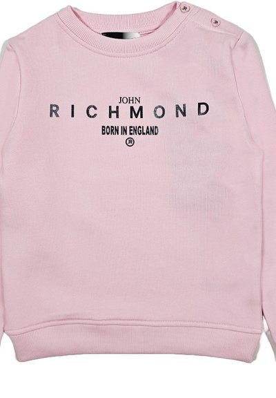 Felpa rosa chiaro con scollatura rotonda, polsini a coste e due bottoni decorativi sulla spalla. Presenta la scritta in nero: "JOHN RICHMOND BORN IN ENGLAND."