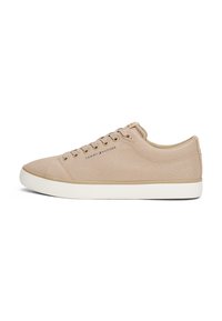 - Sneakersy niskie