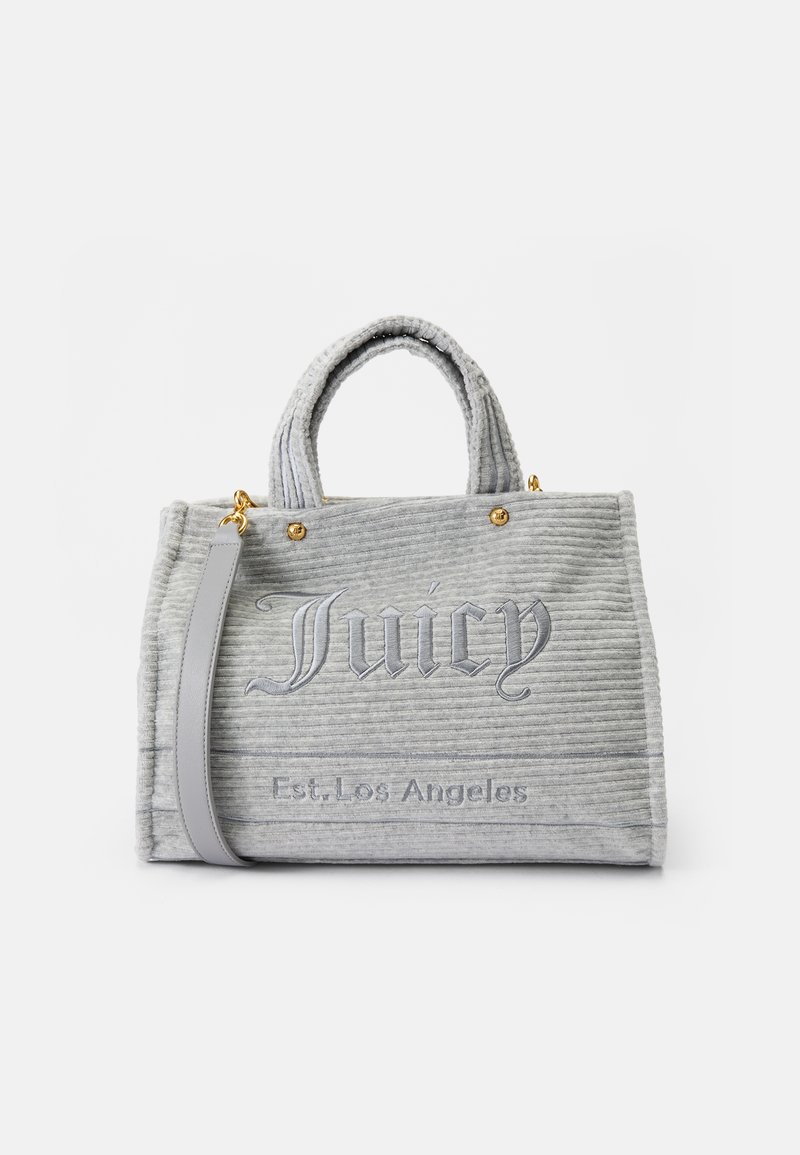 Bolsa de corduroy cinza com o logotipo em relevo "Juicy" e "Est. Los Angeles." Apresenta hardware em tom dourado e uma alça cinza destacável.