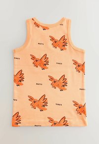 Orange tanktop med en blød tekstur, der har et mønster af tegneserie-fugle og tekst, der siger "HAPPY" og "VIBES" på en ferskenfarvet baggrund.