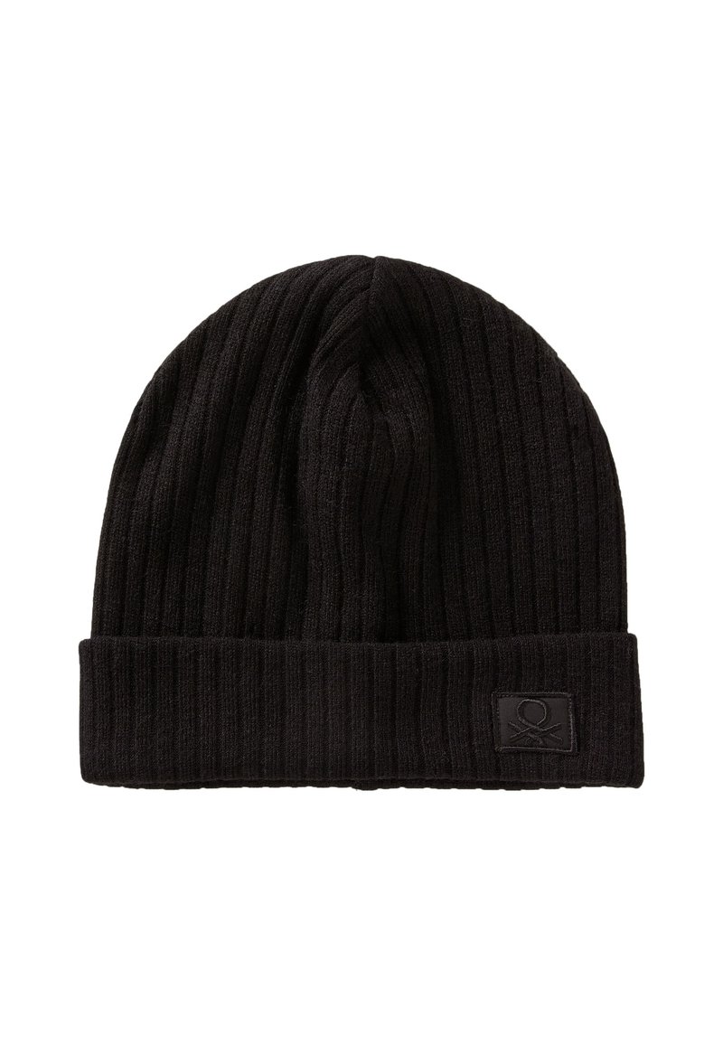 Černá pletená čepice s vroubkovaným vzorem a ohrnutým lemem, s malým logem. Vyrobeno z měkké, texturované látky pro teplo a pohodlí.