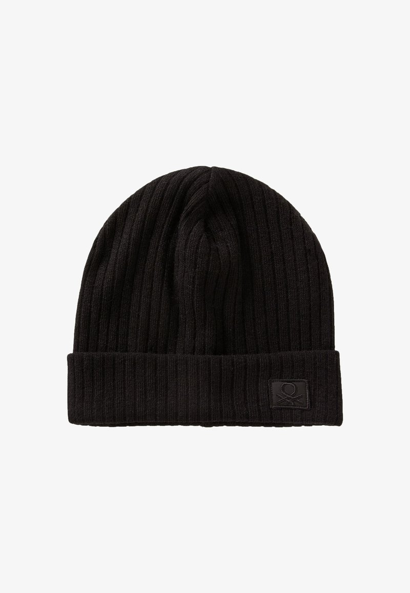 Černá pletená čepice s vroubkovaným vzorem a ohrnutým lemem, s malým logem. Vyrobeno z měkké, texturované látky pro teplo a pohodlí.