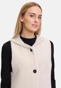 Amber & June MIT KAPUZE - Weste - beach beige