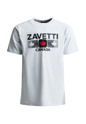 Camiseta blanca de manga corta con el texto "ZAVETTI CANADA" y tres diseños de hojas de arce, el central de color rojo, en el pecho.