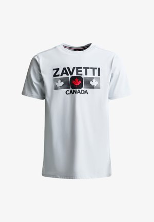 Valge lühikeste varrukatega T-särk, millel on tekst "ZAVETTI CANADA" ja kolm vahtralehe kujundust, keskmine on punane, rinnal.