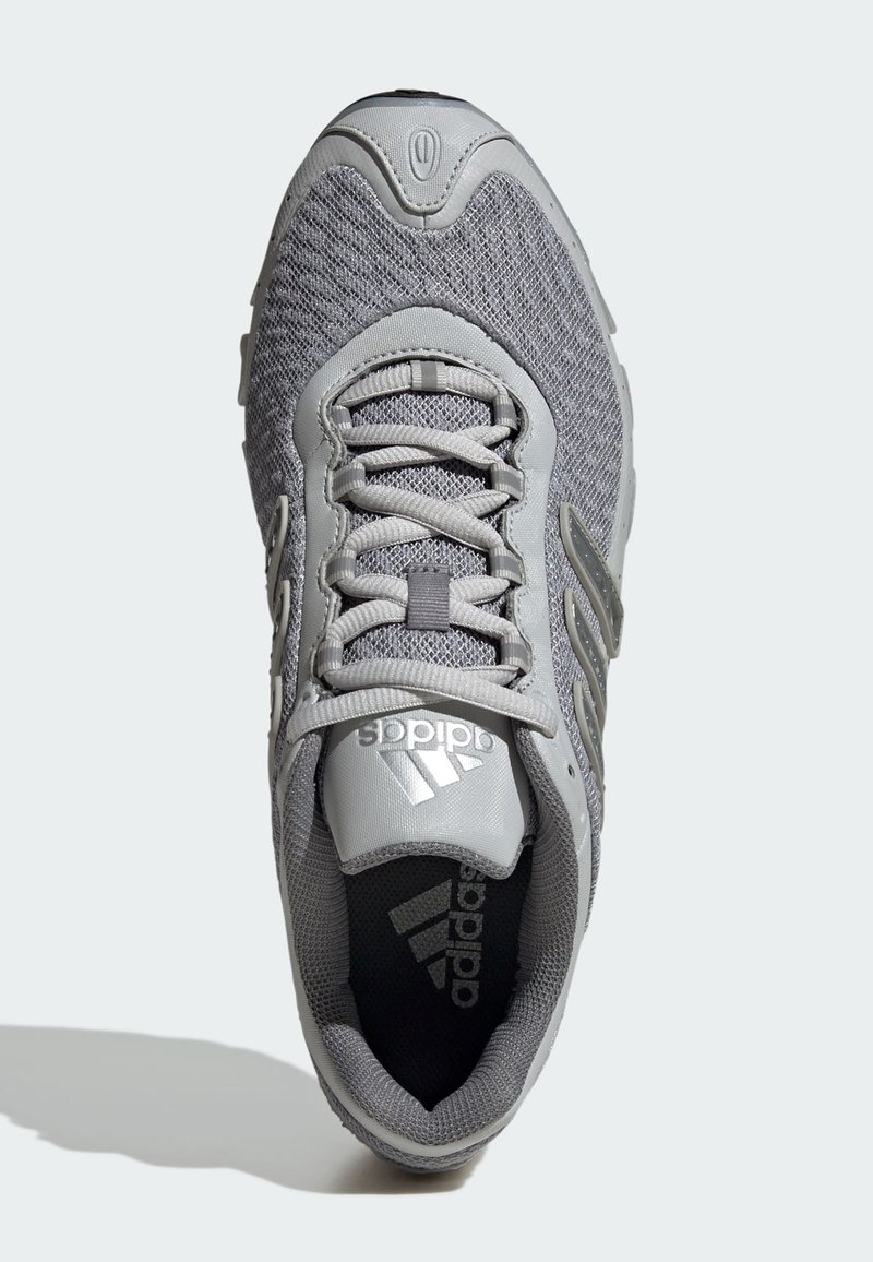 Grå atletisk sko med mesh-overdel, gummisål og design med tre-stribe accent. Inkluderer grå snørebånd og mærketunge-label.