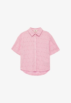 Camisa rosa de manga corta con cierre de botones en la parte delantera. Presenta cortes en forma de diamante y una tela texturizada. Diseño clásico con cuello.