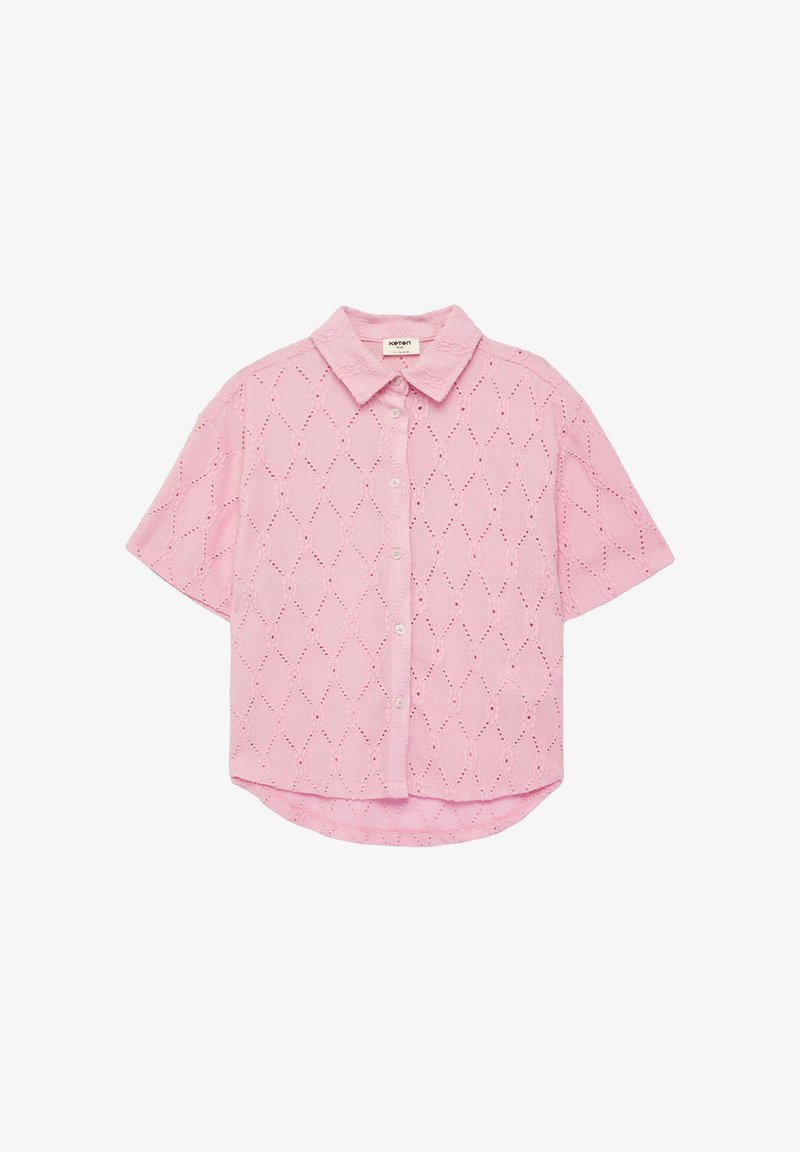 Camisa rosa de manga corta con cierre de botones en la parte delantera. Presenta cortes en forma de diamante y una tela texturizada. Diseño clásico con cuello.