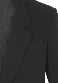 Črn blazer iz teksturirane tkanine, ki ima izrezan ovratnik in eno prsno žep, z gladkim notranjim podlogo, ki je vidna od znotraj.