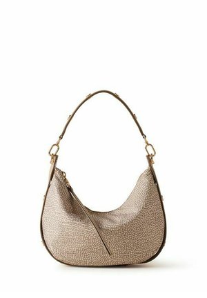 Sac à main beige en forme de croissant avec motif texturé, ferrures dorées et une poignée courte unique sur fond blanc.