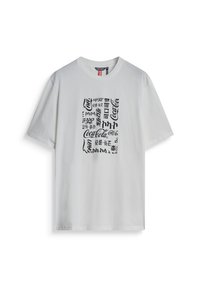 Witte katoen t-shirt met een zwart grafisch ontwerp met verschillende tekststijlen en het "Coca-Cola" logo in het midden. Korte mouwen.