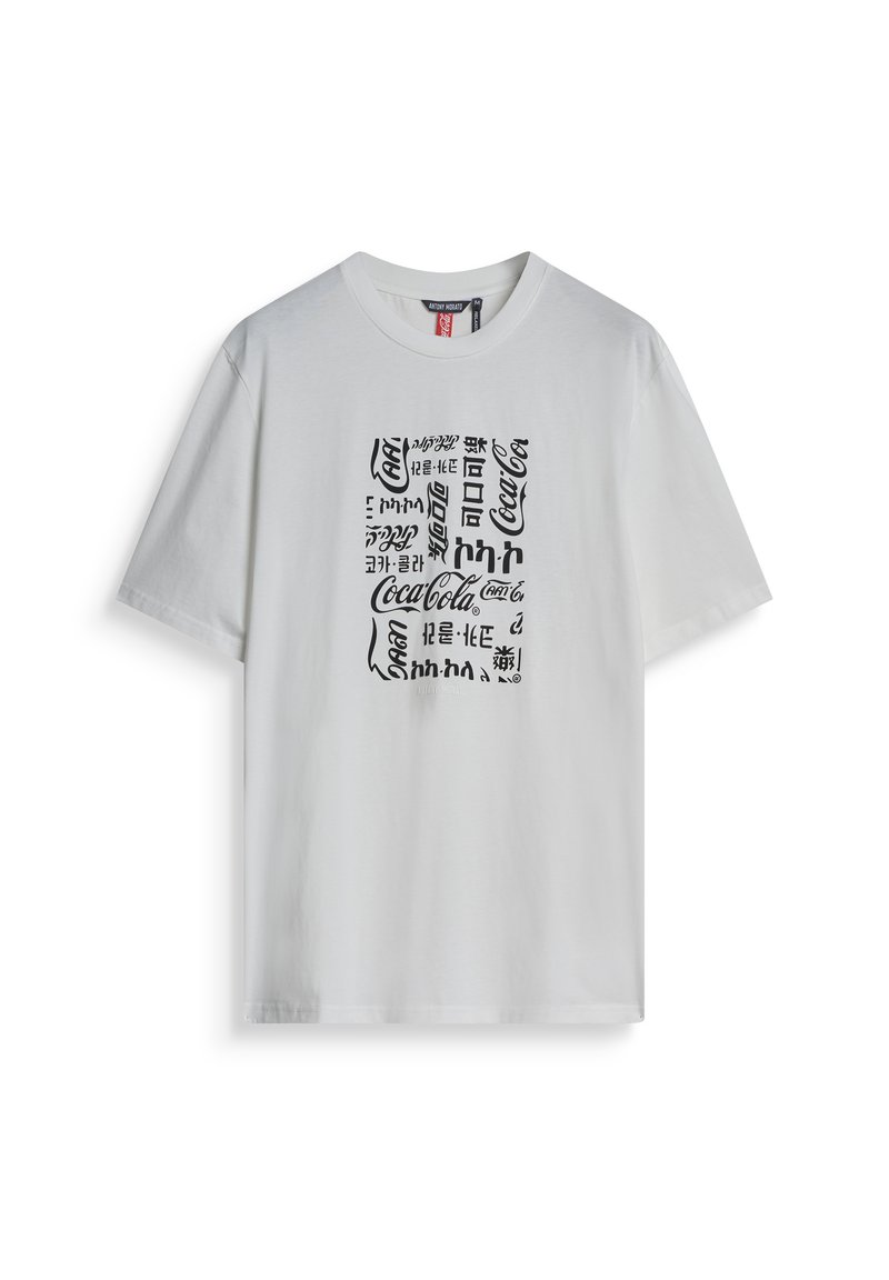 Witte katoen t-shirt met een zwart grafisch ontwerp met verschillende tekststijlen en het "Coca-Cola" logo in het midden. Korte mouwen.