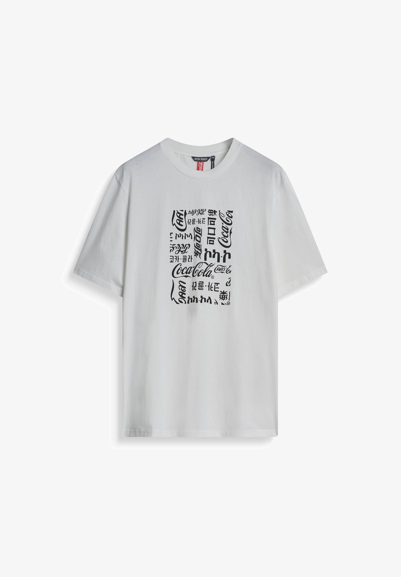 T-shirt bianca in cotone con stampa grafica nera che presenta diversi stili di testo e il logo "Coca-Cola" al centro. Maniche corte.