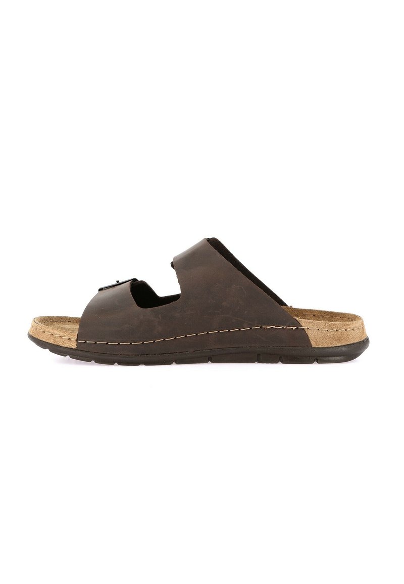 Infradito in pelle marrone con design a intaglio, soletta in sughero e suola in gomma. Le cuciture a contrasto lungo il bordo aggiungono un tocco di dettaglio.