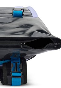 Feketet vízálló táska fényes bevonattal, széles nyílással, kék csattal és fekete pántokkal. Belül puha anyag borítja.