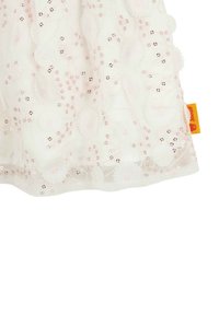 Weißer Stoff mit floraler Stickerei und rosa Pailletten, mit einer strukturierten Oberfläche. Enthält ein kleines oranges Etikett in der unteren linken Ecke.