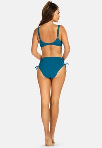 Turkusowy bikini z górą na halter. Regulowane ramiączka, zapięcie na plecach. Spód z wysokim stanem z wiązaniami po bokach i gładką teksturą.