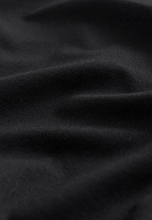 Tissu en coton noir avec une texture lisse, présentant des plis et des froissements subtils, mettant en valeur ses propriétés légères et flexibles.