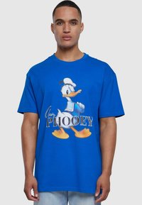 Blå bomulls t-skjorte med et stort trykk av Donald Duck og teksten "New PHOOEY" under, rund hals, og korte ermer.