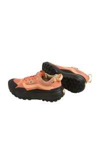 Snörade sneakers med en svart gummisula. Överdelen har en blandning av persika- och sandfärger, slät textur och sidologotyp.