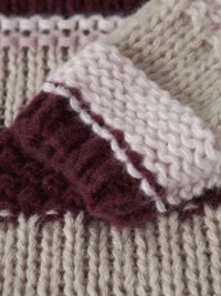 Tecido de malha de lã com riscas em bege, rosa claro e bordô, apresentando texturas variadas, incluindo pontos canelados e lisos.