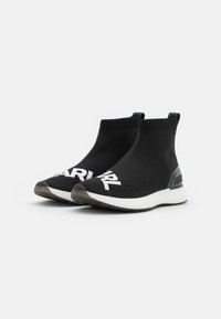 Sneakers a slip-on lavorati a maglia neri con un design alto alla caviglia. Presentano un testo del logo bianco sul davanti e un accento sul tallone testurizzato nero.