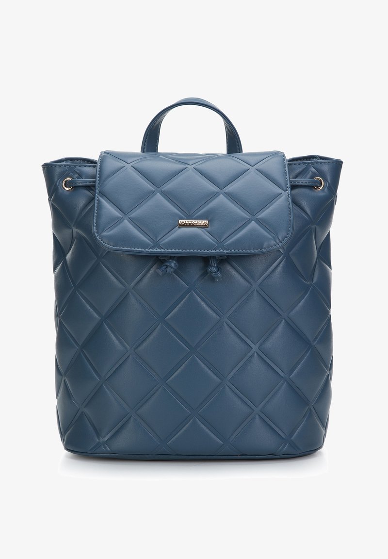 Niebieski plecak z faux skóry z pikowanym wzorem w diamenty, z górną klapą i małym uchwytem. Wyposażony w złote akcenty oraz zapięcie na sznurek.