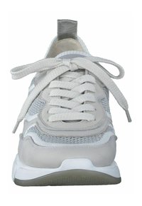 Sneaker grigio chiaro con tomaia in maglia testurizzata, accenti in pelle liscia a contrasto, spesse stringhe bianche e suola bianca imbottita.