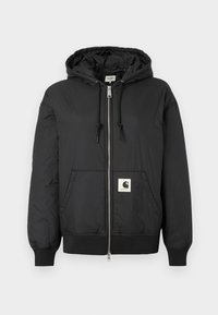 Schwarze Kapuzenjacke mit Reißverschluss, gerippten Bündchen und Saum sowie einem quadratischen Logo-Patch auf der unteren Vorderseite. Hergestellt aus leichtem, glattem Material.