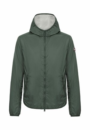 Grüne leichte Kapuzenjacke mit Frontreißverschluss, elastischen Bündchen, seitlichen Reißverschlusstaschen und einem kleinen Logo auf dem oberen linken Ärmel.