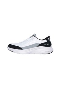 Zapatilla deportiva blanca con parte superior texturizada, acentos negros y un panel lateral gris. Presenta una suela acolchada etiquetada como "Contour Foam."