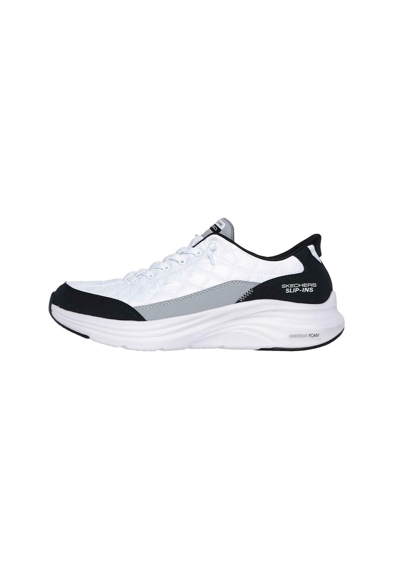 Zapatilla deportiva blanca con parte superior texturizada, acentos negros y un panel lateral gris. Presenta una suela acolchada etiquetada como "Contour Foam."