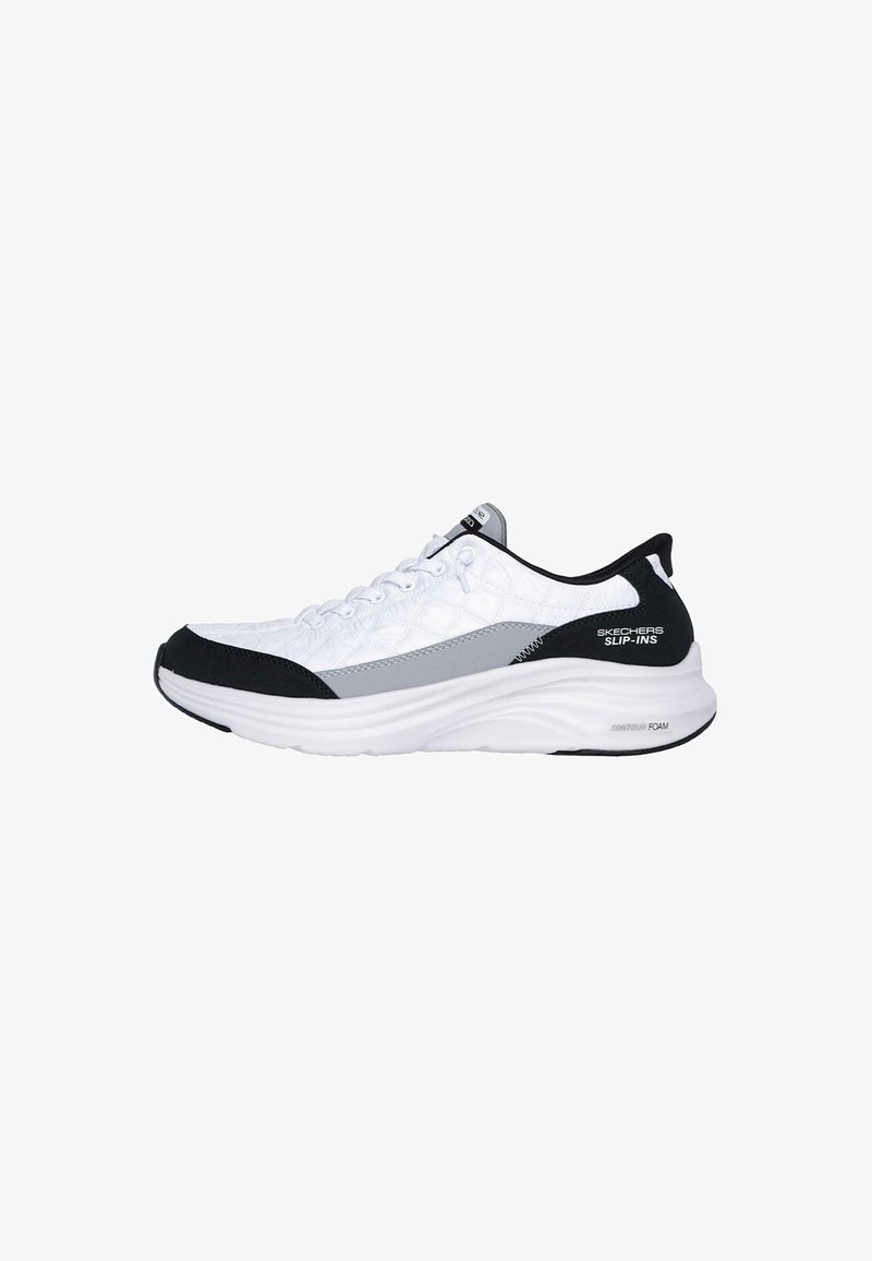 Zapatilla deportiva blanca con parte superior texturizada, acentos negros y un panel lateral gris. Presenta una suela acolchada etiquetada como "Contour Foam."