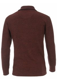 Brauner strukturierter Pullover mit langen Ärmeln und Polokragen, der ein leicht meliertes Muster sowie gerippte Bündchen und Saum aufweist.