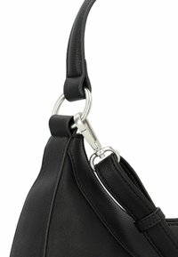 Borsa a tracolla in pelle nera con finitura texturizzata, hardware argentato e una tracolla curva con attacco a clip. Design liscio e strutturato.