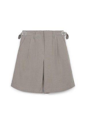 Pantaloni corti grigi a pieghe realizzati in tessuto leggero, con vita belted e hardware metallico, e tasche laterali. Texture liscia, vestibilità su misura.