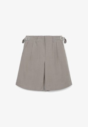 Pantaloni corti grigi a pieghe realizzati in tessuto leggero, con vita belted e hardware metallico, e tasche laterali. Texture liscia, vestibilità su misura.