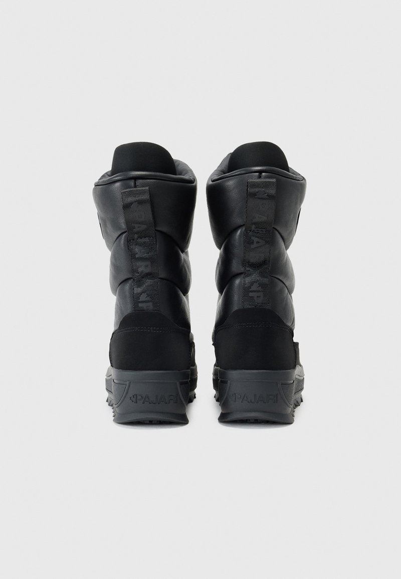 Schwarze wasserdichte Winterstiefel mit strukturiertem Finish, gepolstertem Schaft und Gummisohle. Mit einem Logo an der Ferse und Zuglaschen für ein einfaches Anziehen.