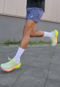 ASICS NOVABLAST 4  PARIS - Väglöparskor - neon green/orange/yellow