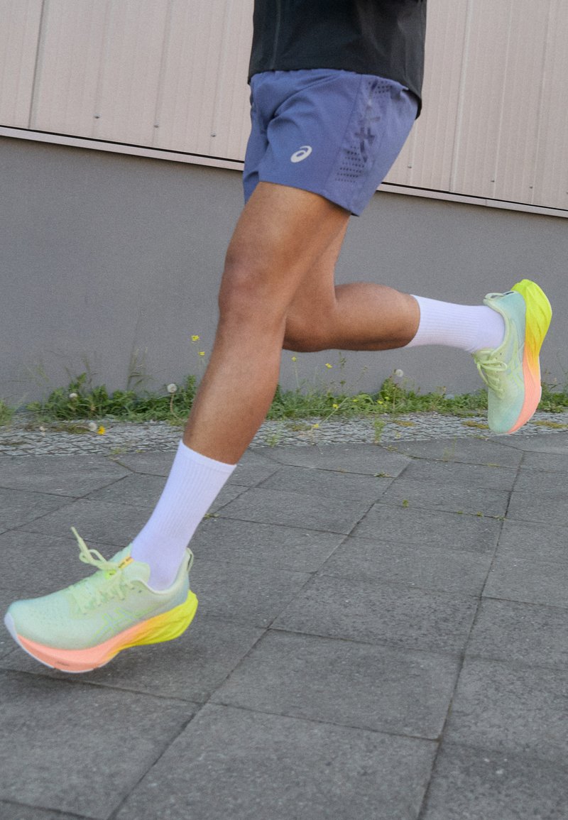 ASICS NOVABLAST 4 PARIS - Väglöparskor - neon green/orange/yellow