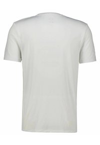 Kortærmet hvid t-shirt med rund hals, glat tekstur og et minimalistisk design. Har et diskret logo på den øverste del af ryggen.