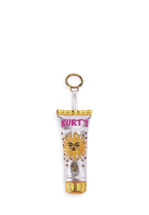 Sleutelhanger in de vorm van een metallic zilveren tube zonnebrandcrème met een gouden zonontwerp, roze tekst "Kurt's" en gouden accenten op een witte achtergrond.