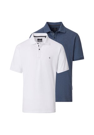 Deux polos à manches courtes, un blanc devant et un bleu derrière, tous deux avec un col et un petit logo brodé sur la poitrine.