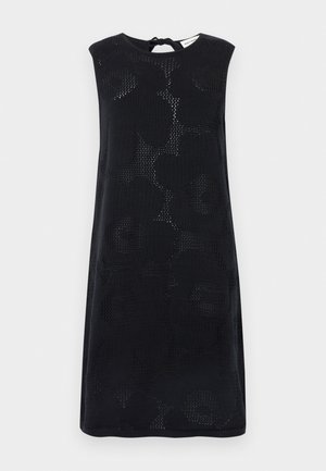 Abito nero senza maniche in maglia con motivo floreale sottile, lunghezza al ginocchio, scollo arrotondato e chiusura con piccolo laccio sul retro.