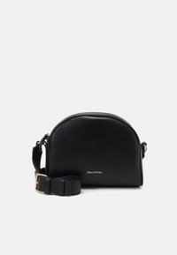 Čierna kožená crossbody taška s zaobleným siluetom, zlatým kovania, nastaviteľným popruhom a embosovaným logom vpredu.