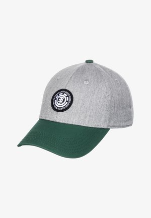 Graue Stoffmütze mit einem grünen Schirm, mit einem runden schwarzen Patch mit weißen Buchstaben und Logo auf der Vorderseite. Weicher Stoff, verstellbare Passform.