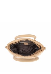 Hnědá kožená kabelka s prošívaným vzorem, kulatým držadlem a černým látkovým vnitřkem s kapsou na zip a štítkem s logem.