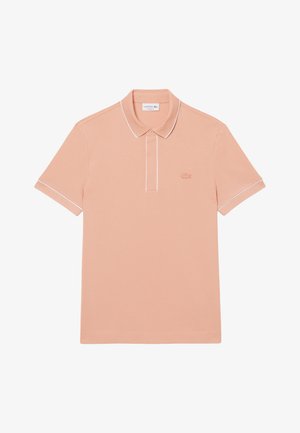 Hellrosa kurzärmeliges Poloshirt mit weißem Besatz am Kragen und an den Ärmeln, mit einem kleinen gestickten Krokodil-Logo auf der Brust.